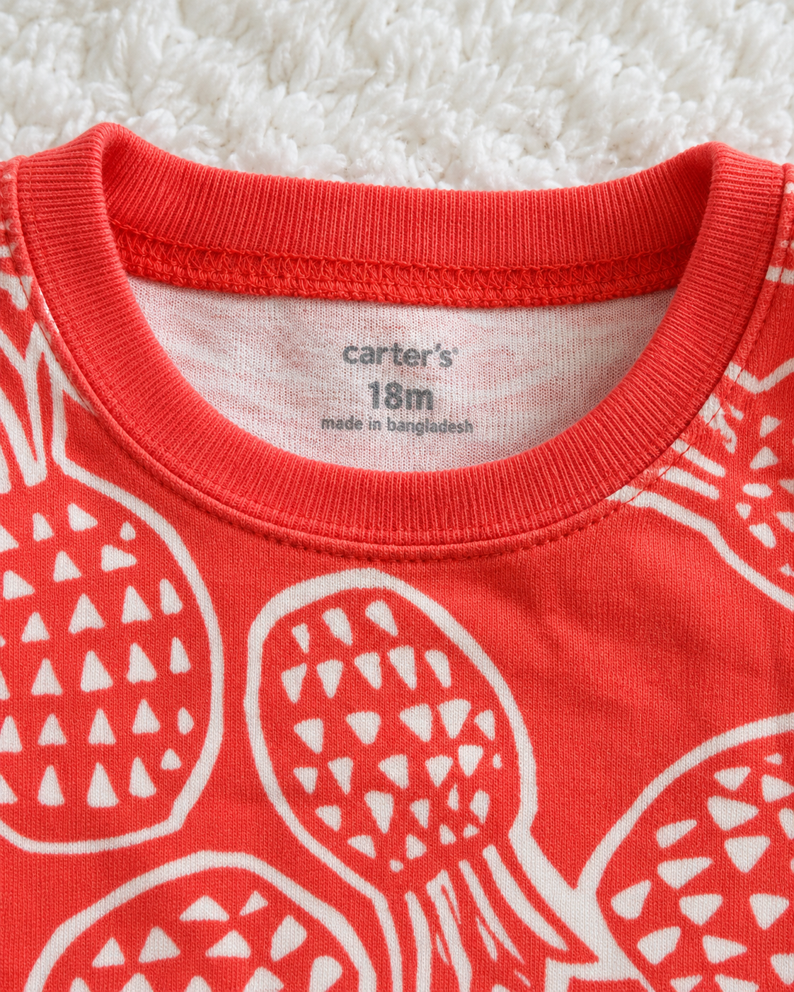 Carter's 18 months size label detail