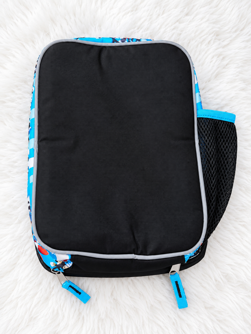 Sonic lunch bag back view with side mesh pocket